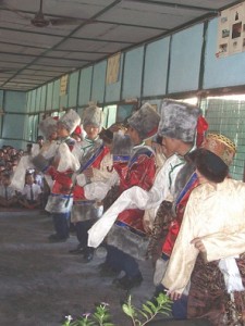 Danse folklorique par des jeunes gens