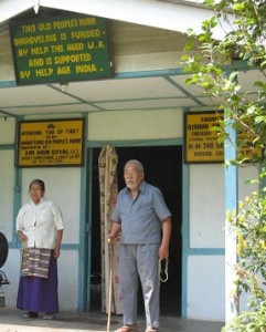 Deux personnes âgées 241x300 Des personnes âgées en attente d’aide