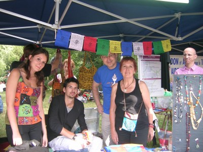 Des amis et bénévoles sur notre stand 400x300 Festival du Tibet 2011